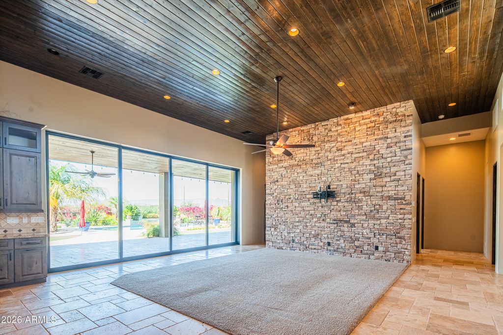 Image 13 of property listing at 1110 W CREEK CANYON Road, Phoenix, AZ 85086