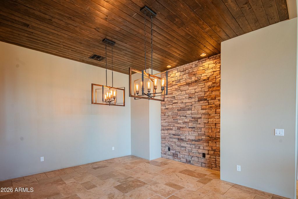 Image 15 of property listing at 1110 W CREEK CANYON Road, Phoenix, AZ 85086