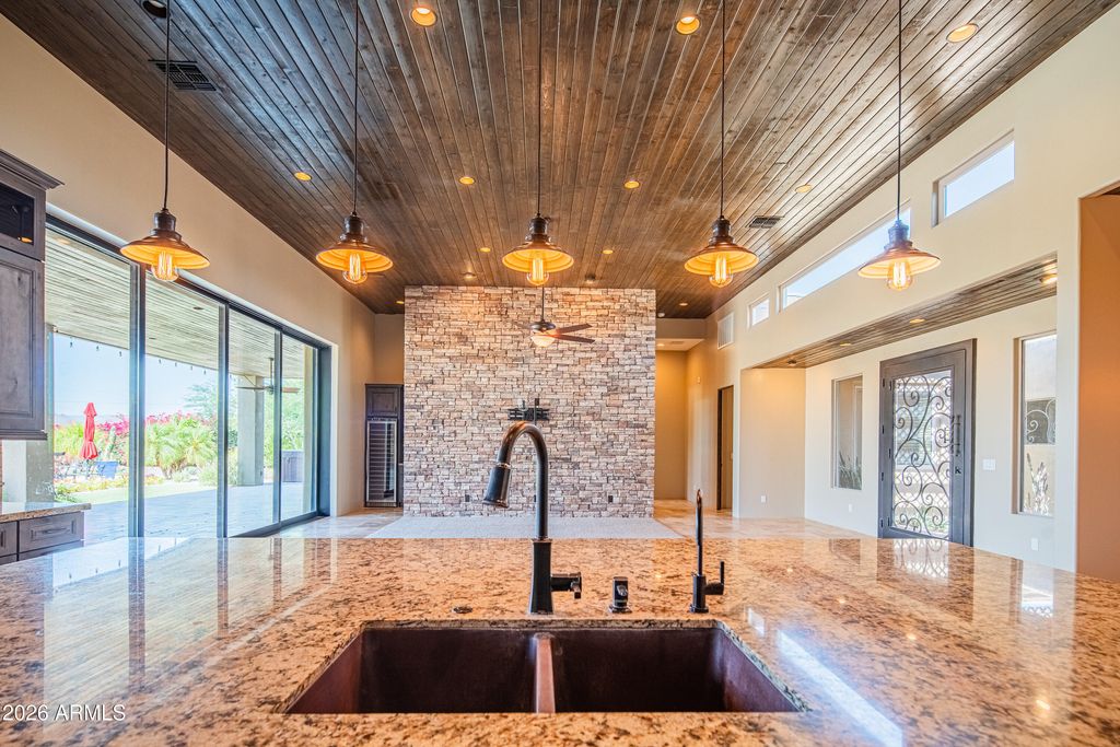 Image 25 of property listing at 1110 W CREEK CANYON Road, Phoenix, AZ 85086