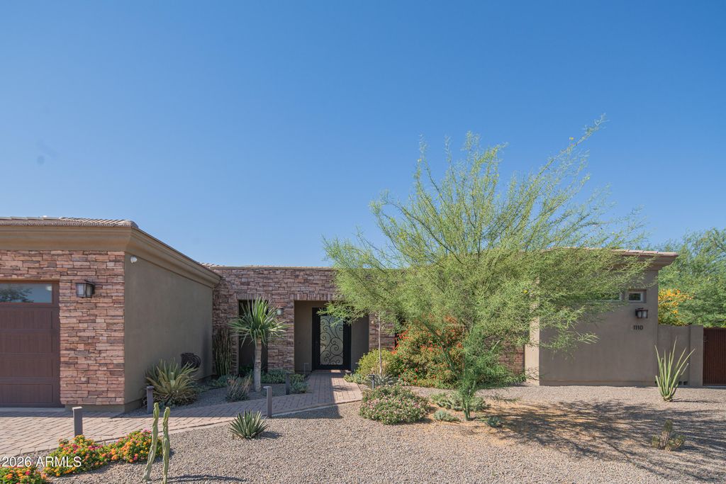 Image 3 of property listing at 1110 W CREEK CANYON Road, Phoenix, AZ 85086