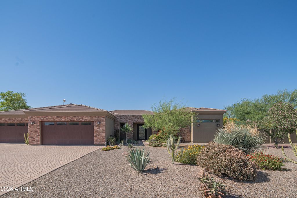 Image 4 of property listing at 1110 W CREEK CANYON Road, Phoenix, AZ 85086