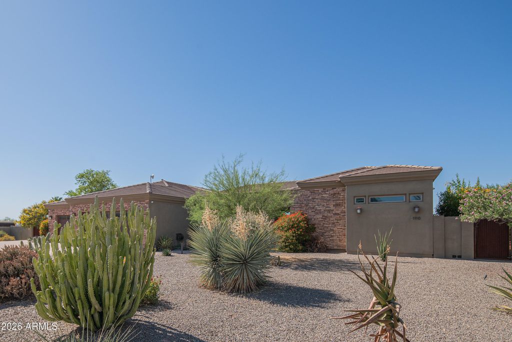 Image 5 of property listing at 1110 W CREEK CANYON Road, Phoenix, AZ 85086
