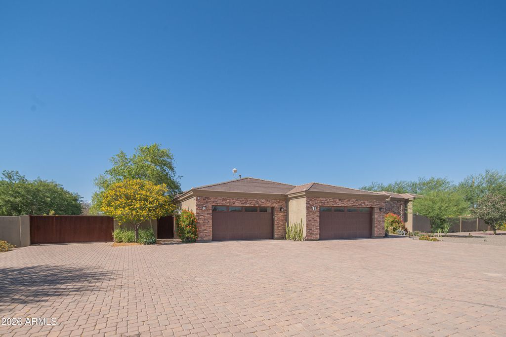 Image 59 of property listing at 1110 W CREEK CANYON Road, Phoenix, AZ 85086