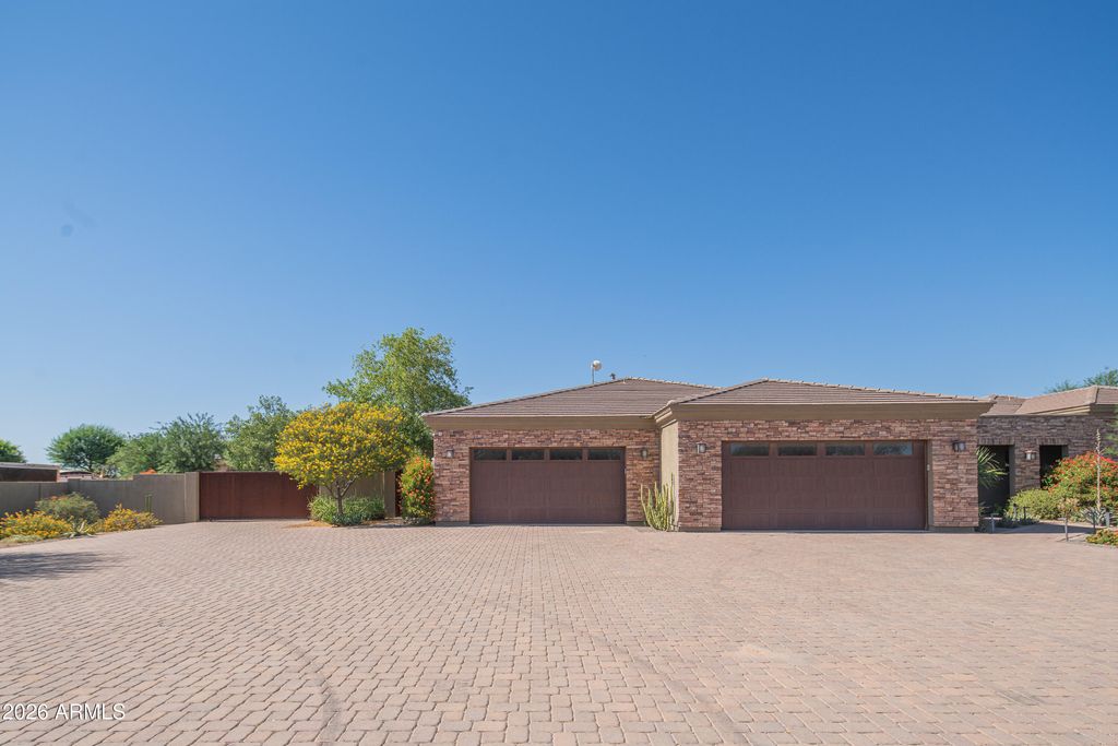 Image 60 of property listing at 1110 W CREEK CANYON Road, Phoenix, AZ 85086