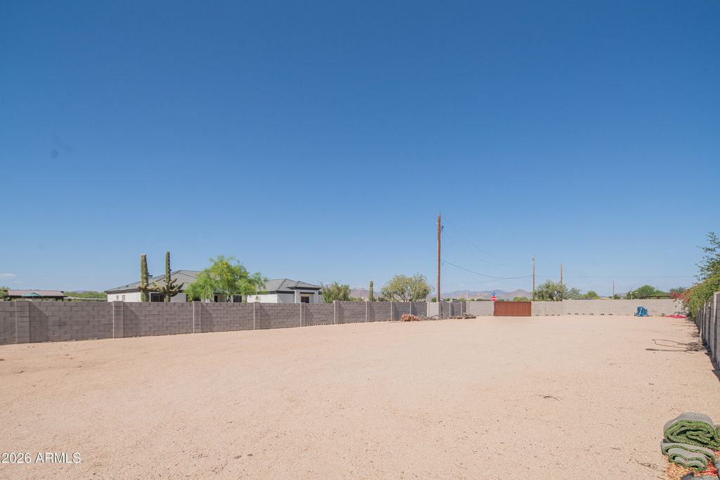 Image 69 of property listing at 1110 W CREEK CANYON Road, Phoenix, AZ 85086