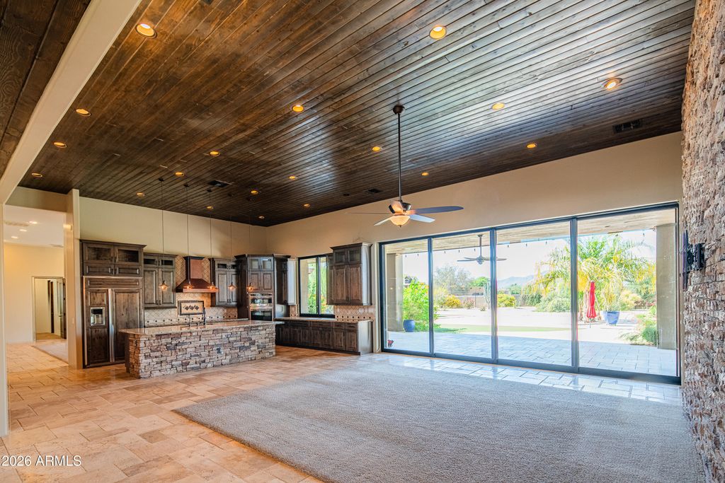 Image 7 of property listing at 1110 W CREEK CANYON Road, Phoenix, AZ 85086