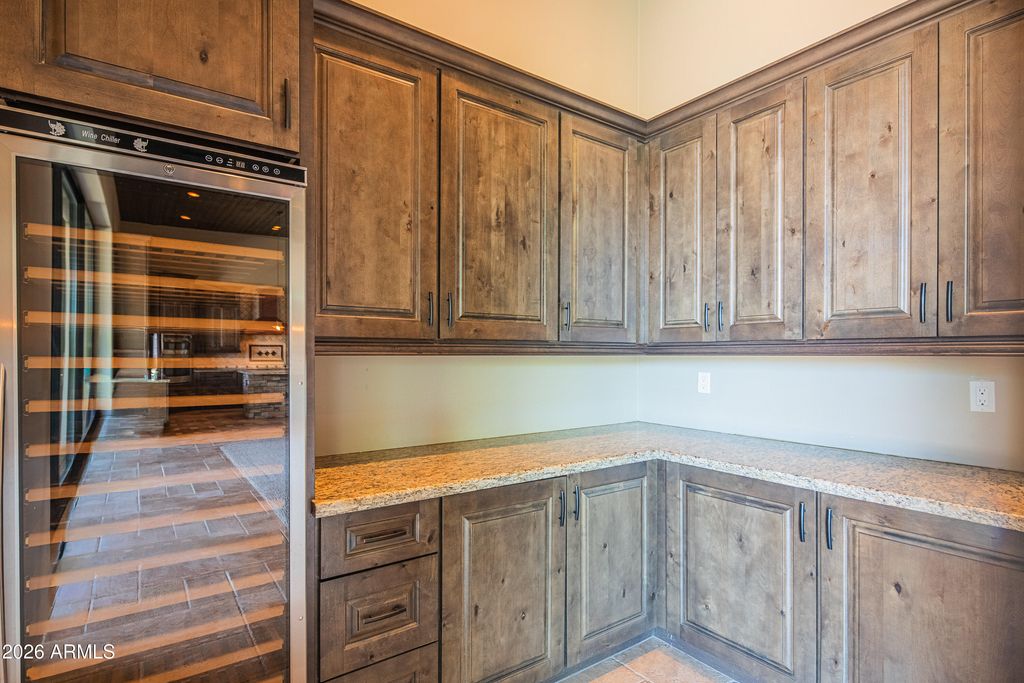 Image 9 of property listing at 1110 W CREEK CANYON Road, Phoenix, AZ 85086