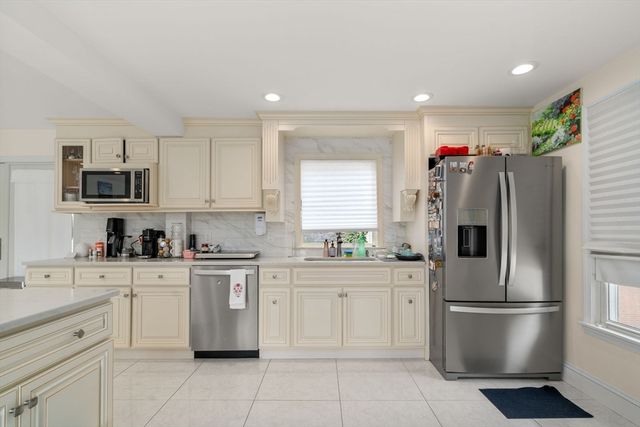 27 Hamilton Pl, Needham, MA 02494