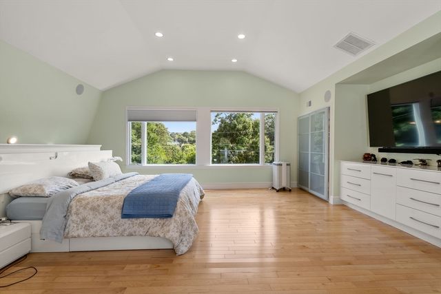 27 Hamilton Pl, Needham, MA 02494