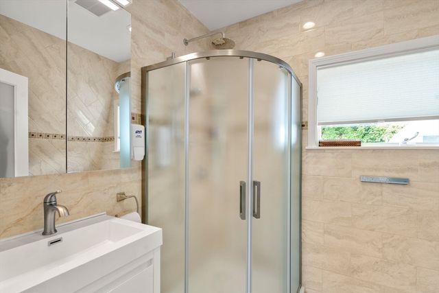 27 Hamilton Pl, Needham, MA 02494