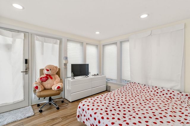 27 Hamilton Pl, Needham, MA 02494