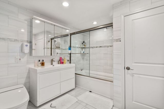 27 Hamilton Pl, Needham, MA 02494