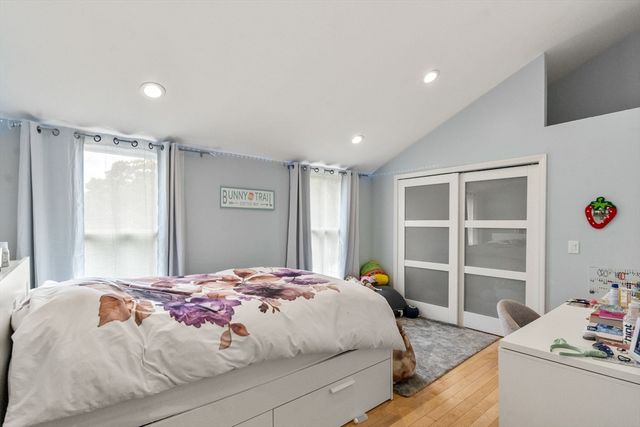 27 Hamilton Pl, Needham, MA 02494