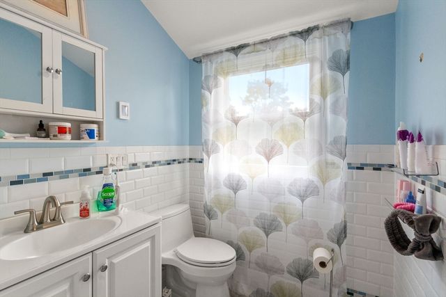 27 Hamilton Pl, Needham, MA 02494