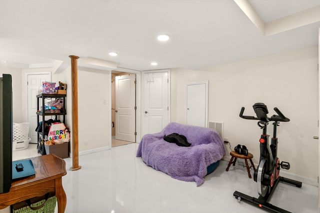 27 Hamilton Pl, Needham, MA 02494