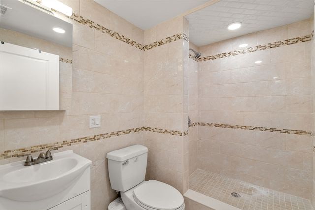 27 Hamilton Pl, Needham, MA 02494