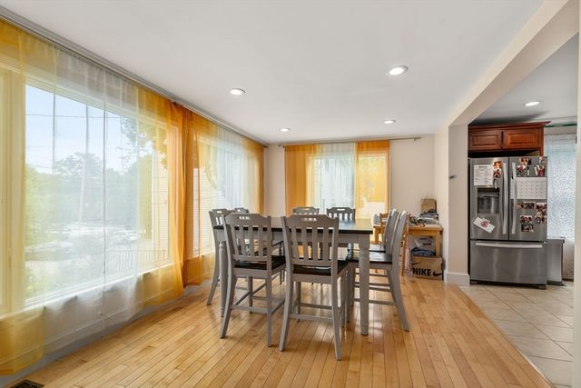 27 Hamilton Pl, Needham, MA 02494