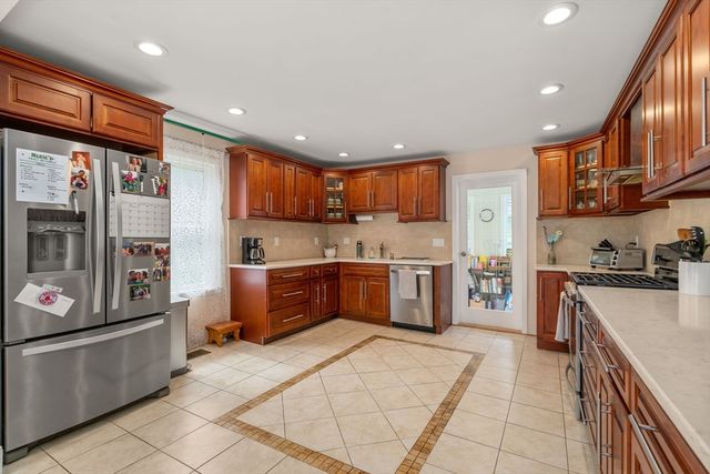 27 Hamilton Pl, Needham, MA 02494