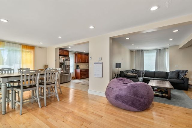 27 Hamilton Pl, Needham, MA 02494