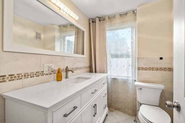 27 Hamilton Pl, Needham, MA 02494