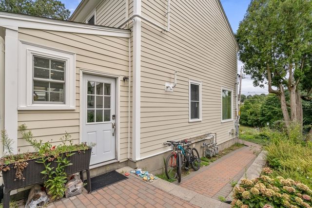 27 Hamilton Pl, Needham, MA 02494