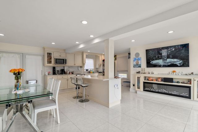 27 Hamilton Pl, Needham, MA 02494