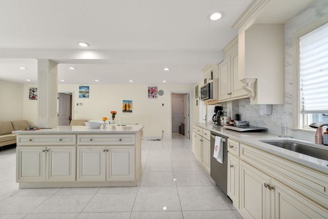 27 Hamilton Pl, Needham, MA 02494