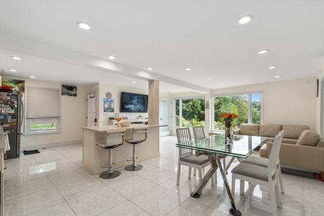 27 Hamilton Pl, Needham, MA 02494