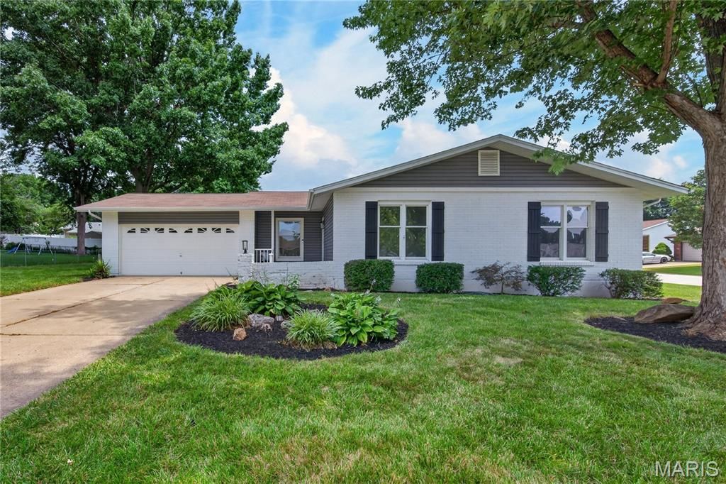 608 Mosport Drive, St Charles, MO 63304