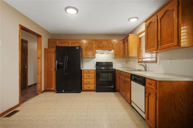 23704 S Scottsdale Terrace, Peculiar, MO 64078