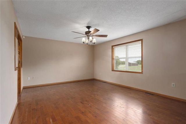 23704 S Scottsdale Terrace, Peculiar, MO 64078