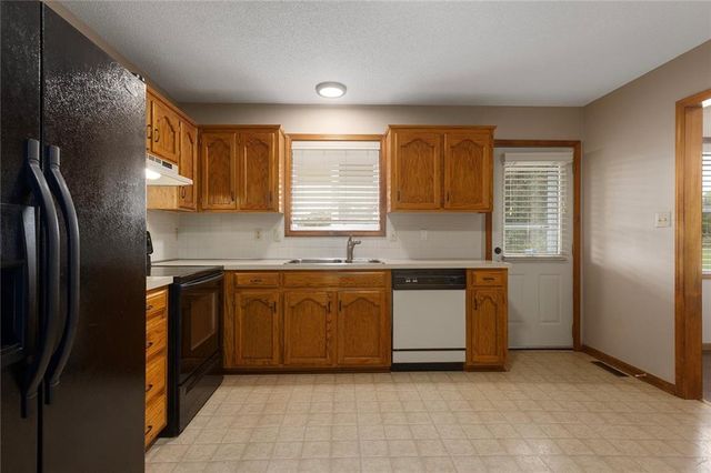 23704 S Scottsdale Terrace, Peculiar, MO 64078