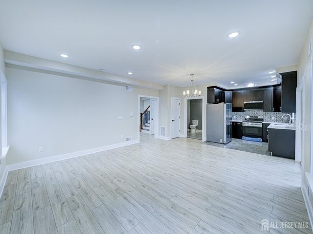 8 travers Avenue, Edison, NJ 08817