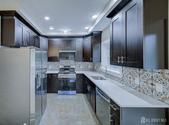 8 travers Avenue, Edison, NJ 08817