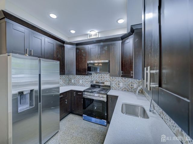 8 travers Avenue, Edison, NJ 08817
