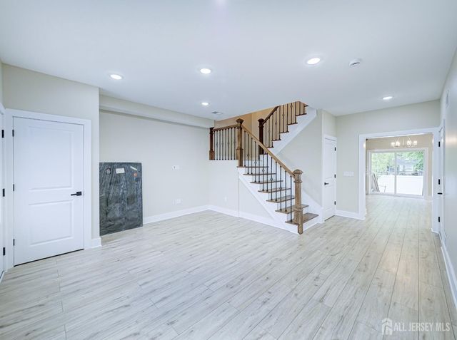 8 travers Avenue, Edison, NJ 08817