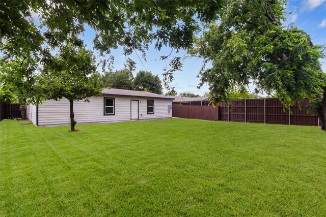 422 Sparks Street, Grand Prairie, TX 75051