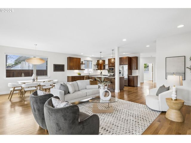 1525 Ne ROSA PARKS Way, Portland, OR 97221