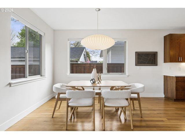 1525 Ne ROSA PARKS Way, Portland, OR 97221