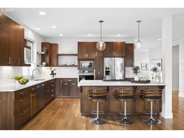 1525 Ne ROSA PARKS Way, Portland, OR 97221