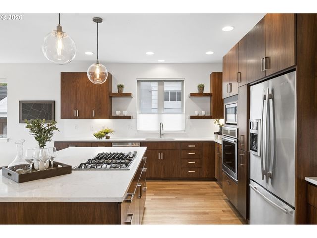 1525 Ne ROSA PARKS Way, Portland, OR 97221