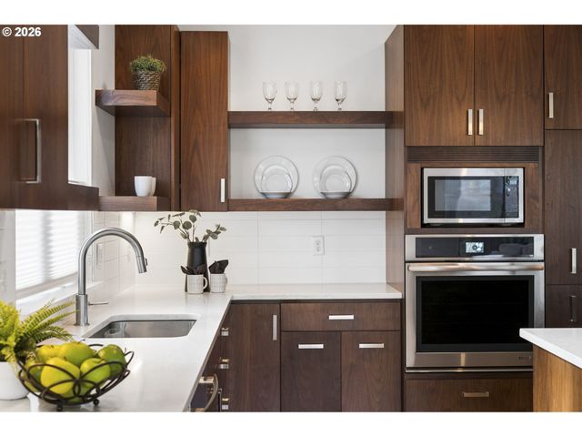 1525 Ne ROSA PARKS Way, Portland, OR 97221