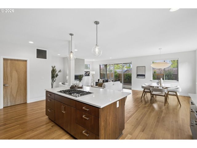 1525 Ne ROSA PARKS Way, Portland, OR 97221