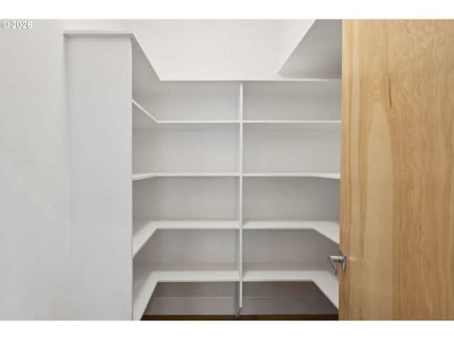 1525 Ne ROSA PARKS Way, Portland, OR 97221