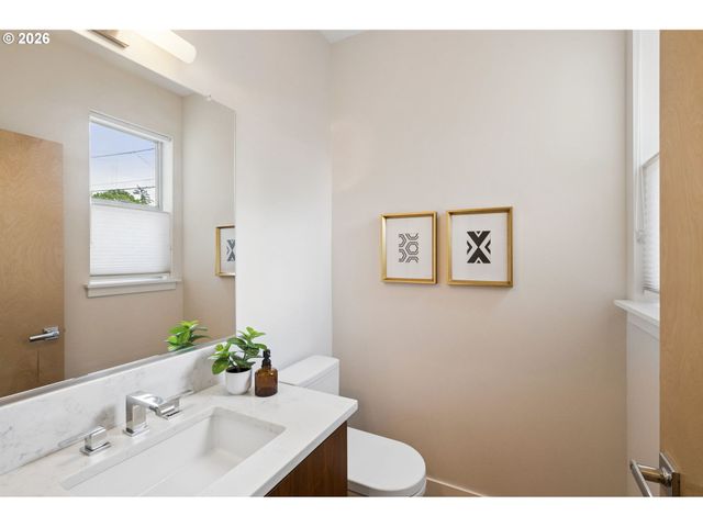 1525 Ne ROSA PARKS Way, Portland, OR 97221