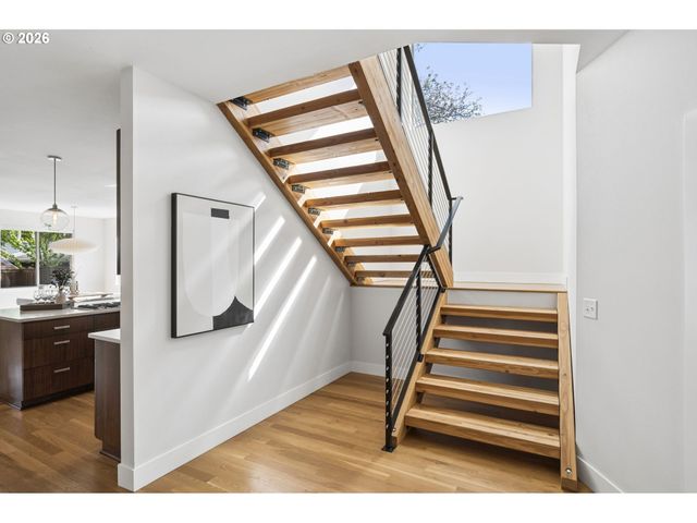 1525 Ne ROSA PARKS Way, Portland, OR 97221