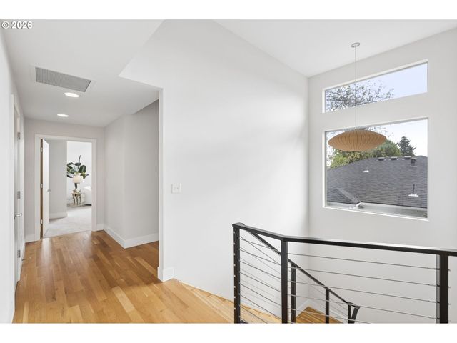 1525 Ne ROSA PARKS Way, Portland, OR 97221