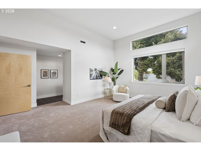 1525 Ne ROSA PARKS Way, Portland, OR 97221