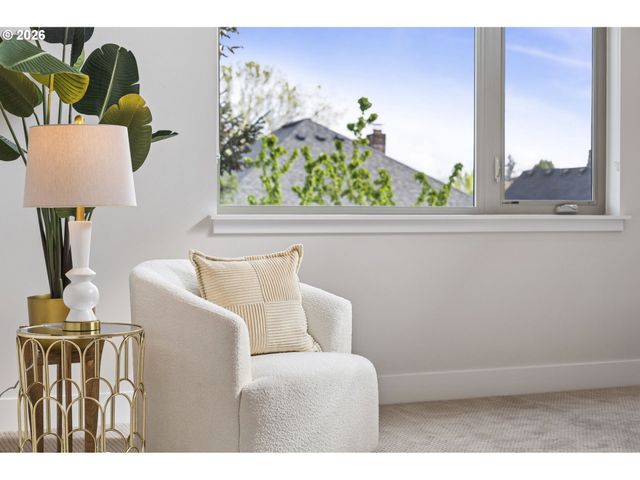 1525 Ne ROSA PARKS Way, Portland, OR 97221