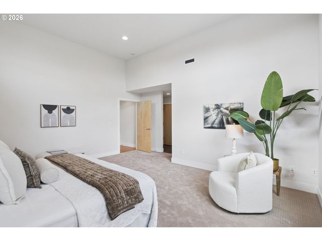 1525 Ne ROSA PARKS Way, Portland, OR 97221